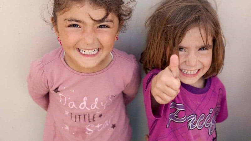 Två tjejer på bild för UNHCR 