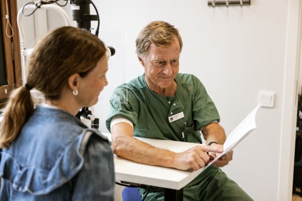 Ögonläkare pratar med patient 