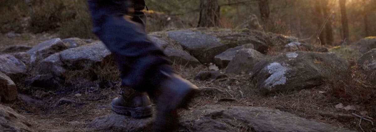 Person går i skogen.