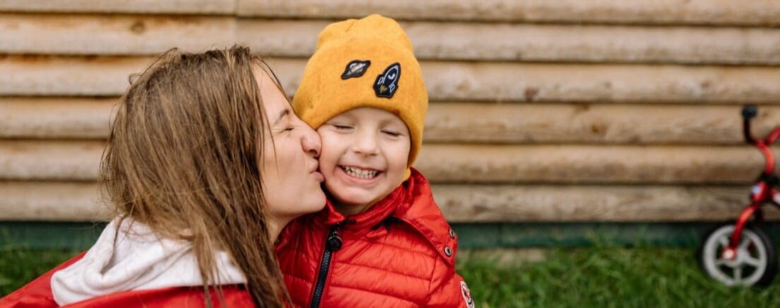 Mamma pussar på sitt barn. Mamma pussar på sitt barn.