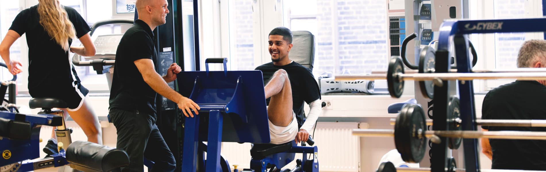 Patient utför rehabilitering med fysioterapeut