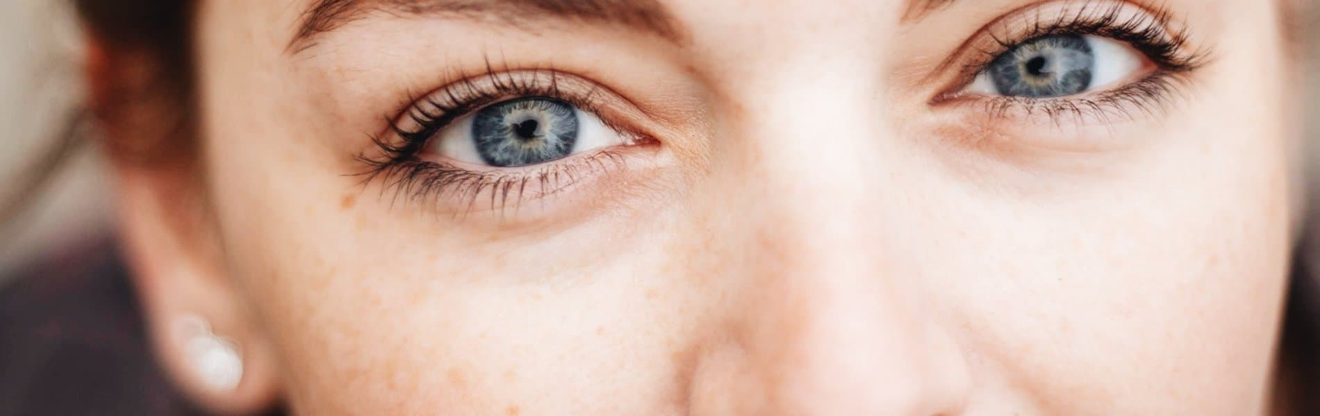Närbild på kvinnas ögon