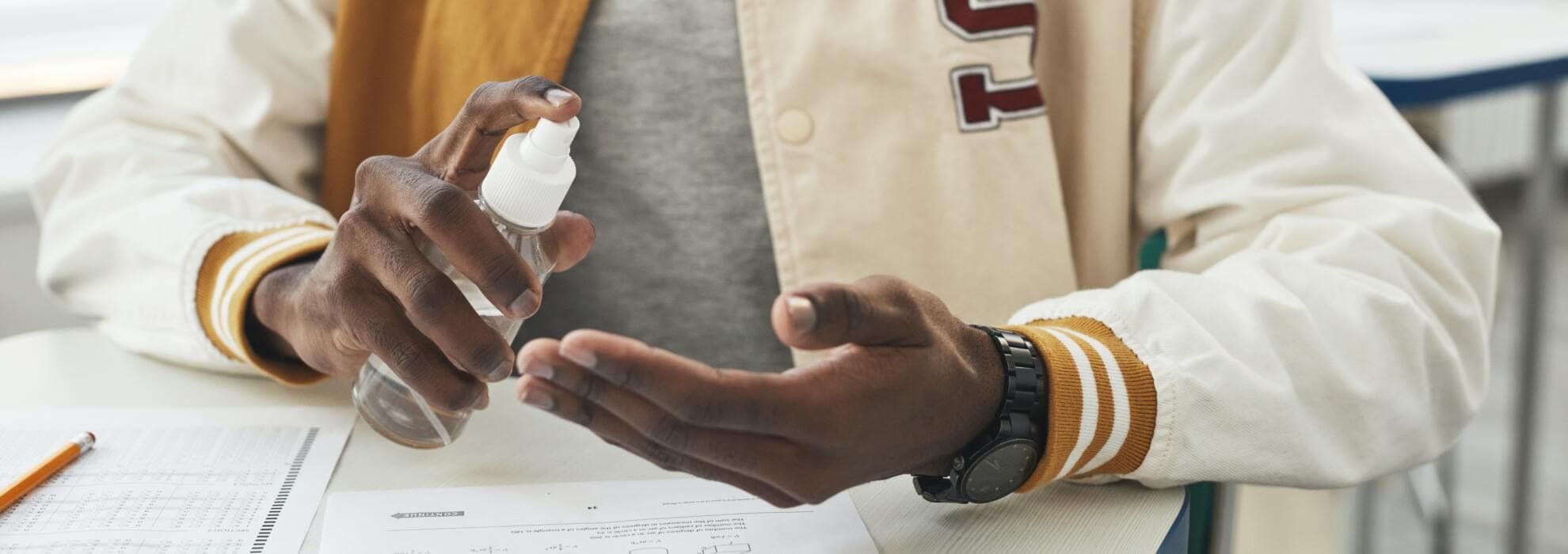 Student spritar händerna