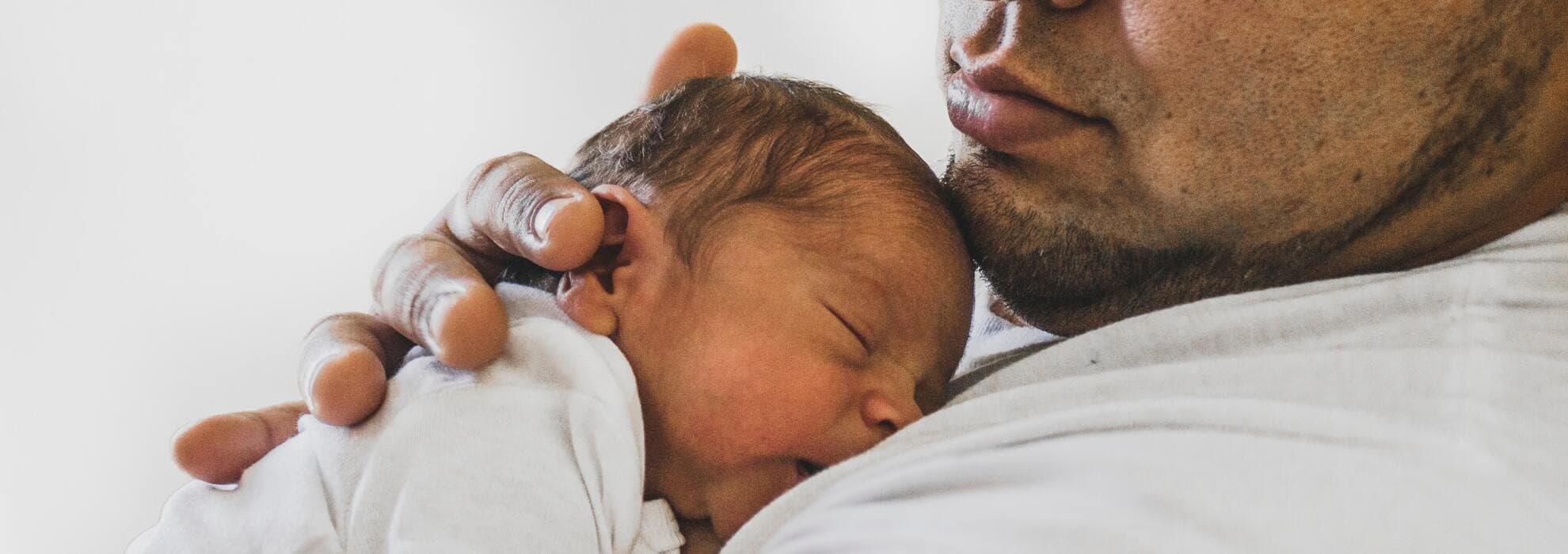 Pappa med bebis i famn