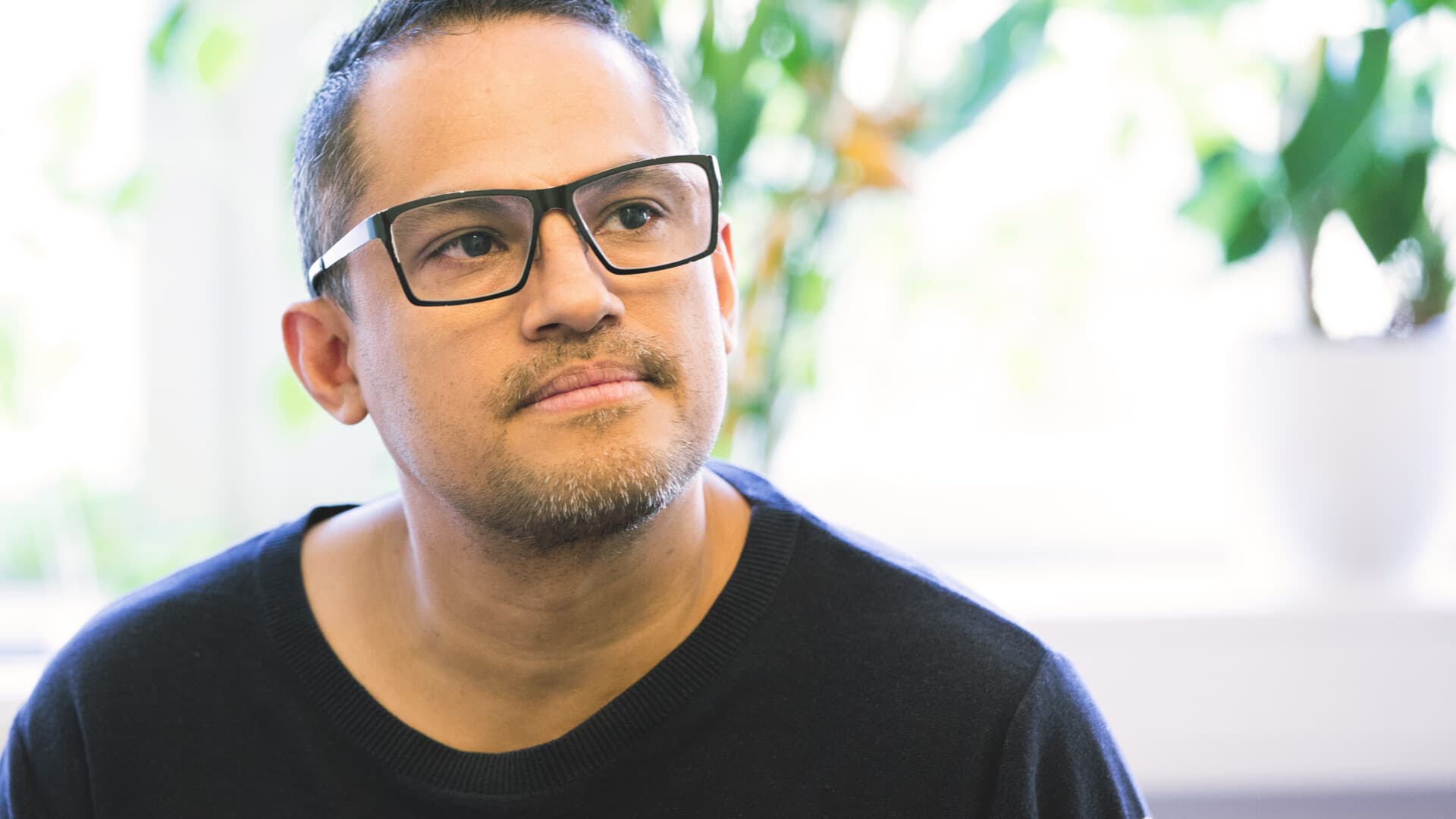 Man sitter framför fönster