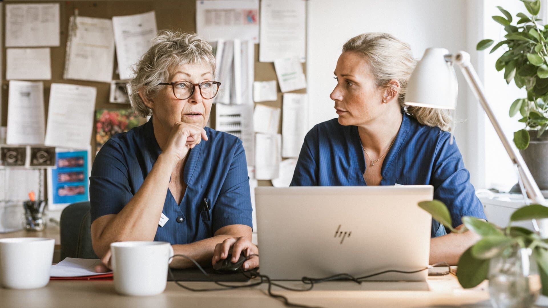 kollegor vid dator kollegor vid dator