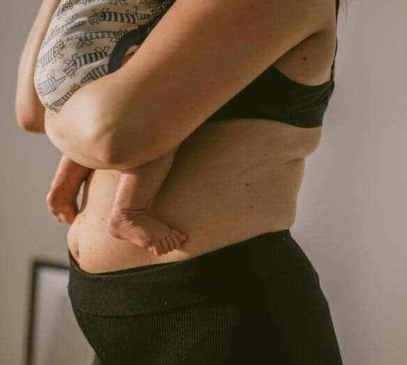 kvinna bär på ett barn kvinna bär på ett barn