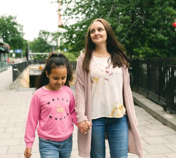 Mamma och dotter promenerar