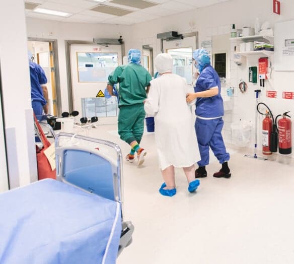 Patient leds av sjukvårdspersonal till operation