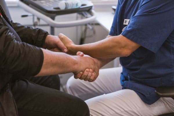 Händer som håller i varandra