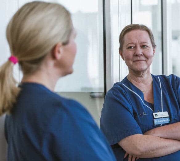 Sjuksköterskor som samtalar Sjuksköterskor som samtalar