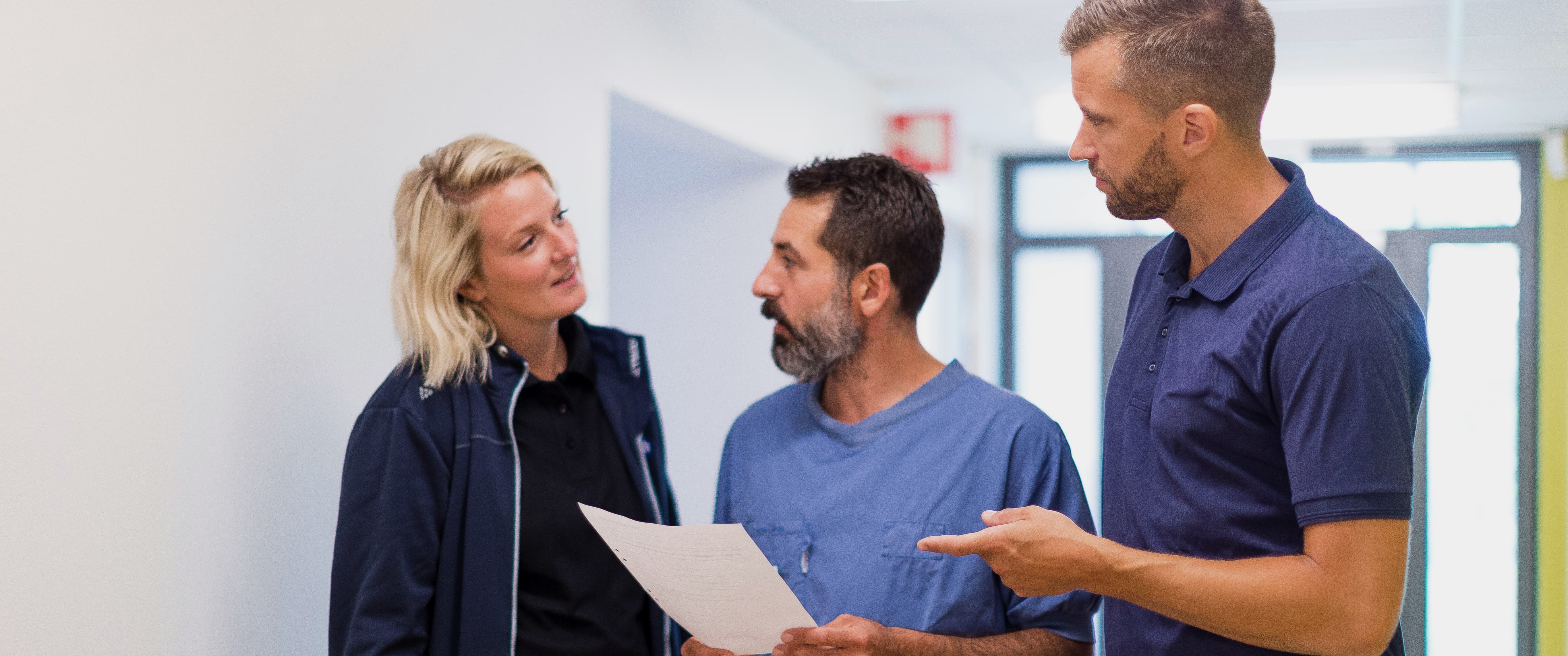 Kollegor samtalar i korridor Kollegor samtalar i korridor