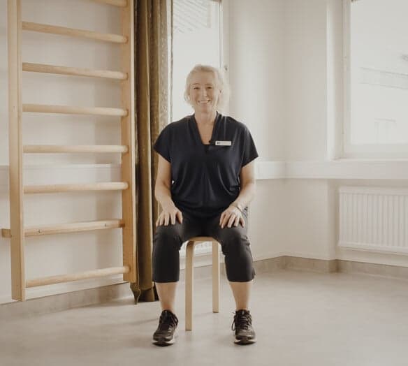 Fysioterapeuten Sanna sitter på pall