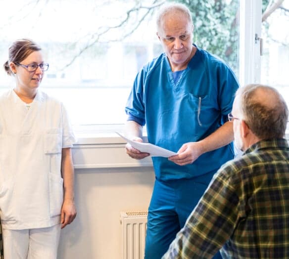 Läkare samtalar med patient