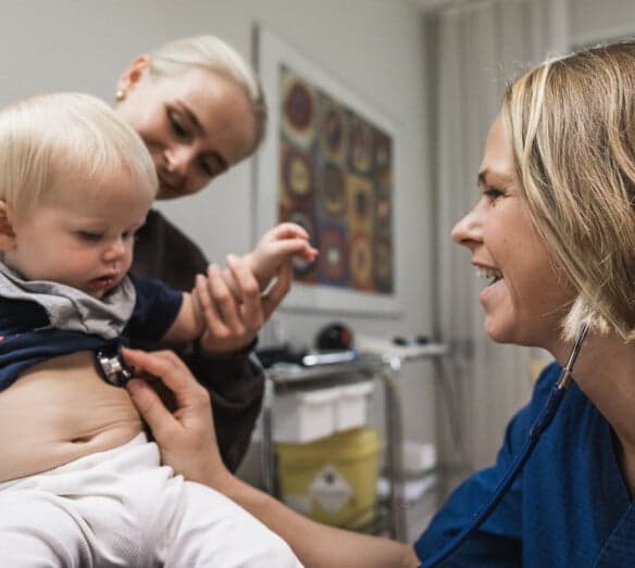 Läkare undersöker barn Läkare undersöker barn