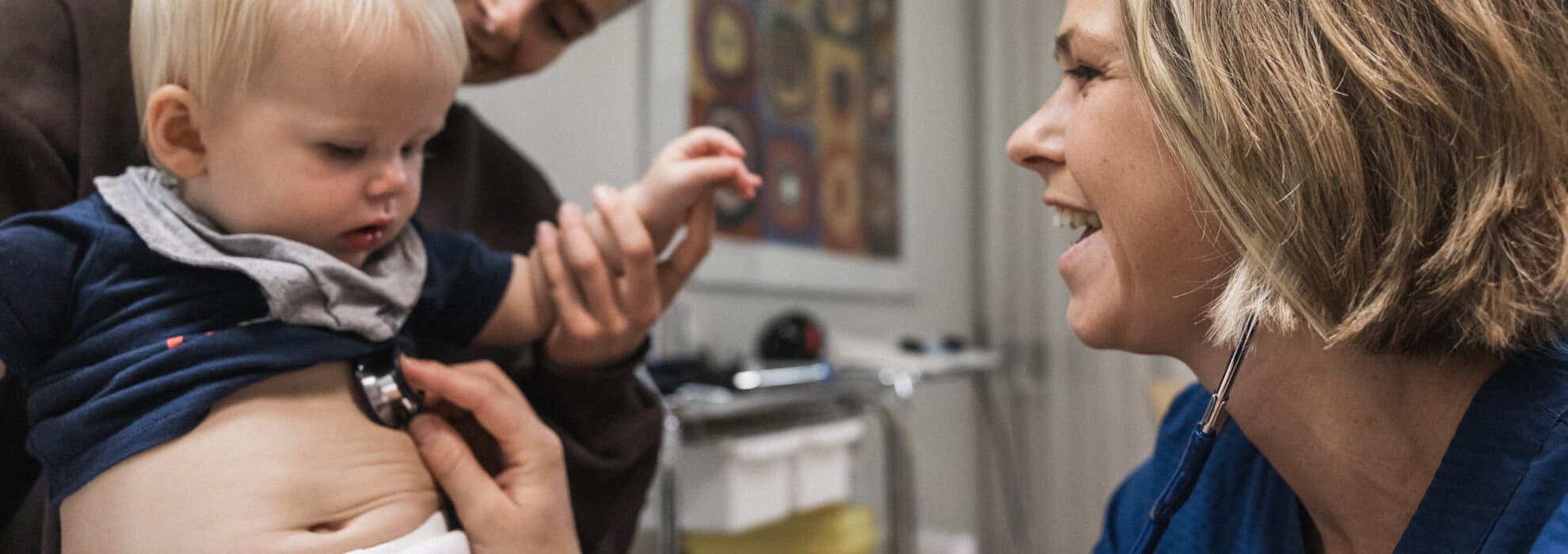 Läkare undersöker barn Läkare undersöker barn