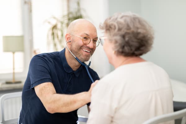 Läkare undersöker patient