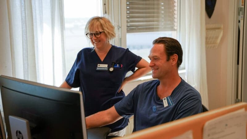 Medarbetare tittar på datorskärm Medarbetare tittar på datorskärm