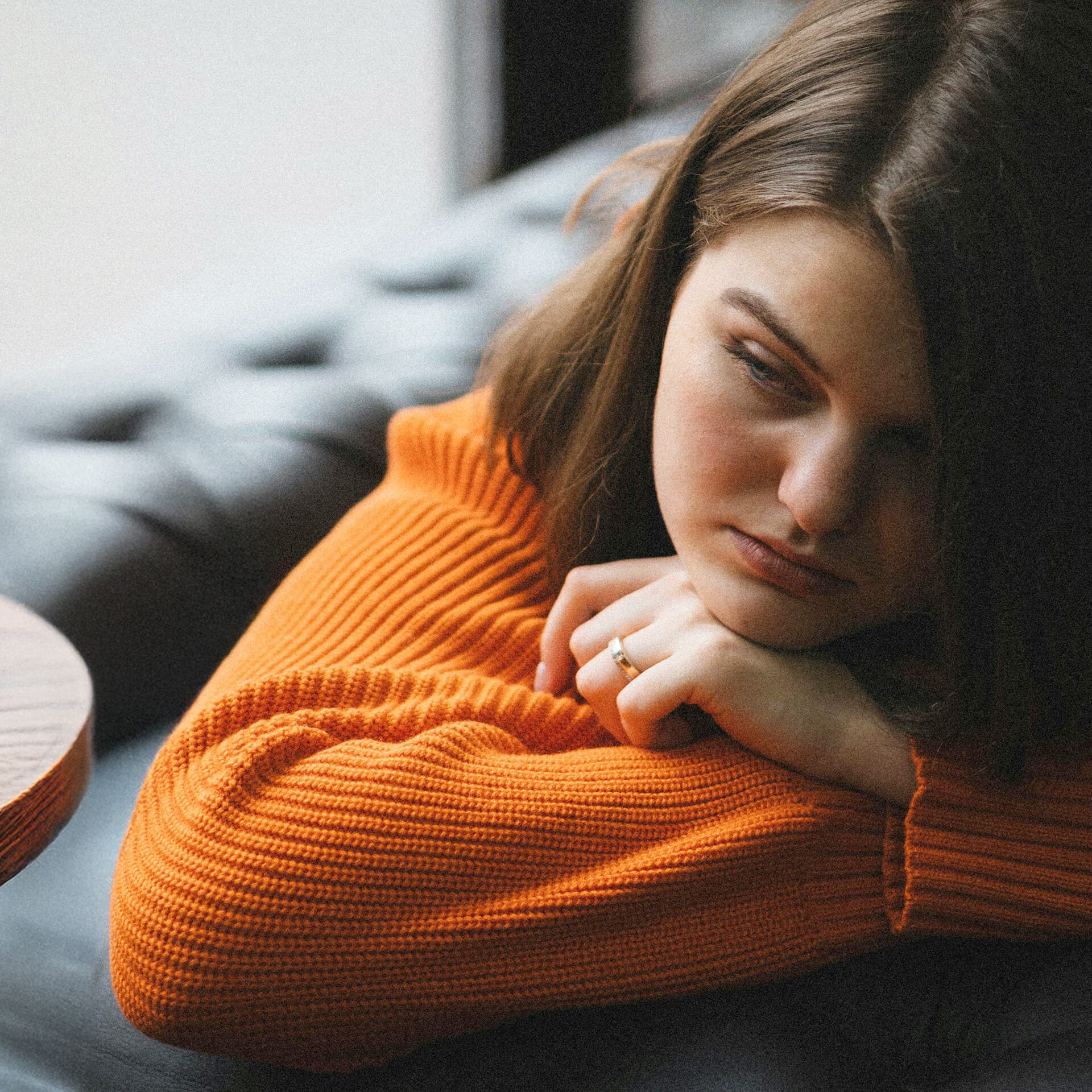 kvinna lutar sig framåt kvinna lutar sig framåt