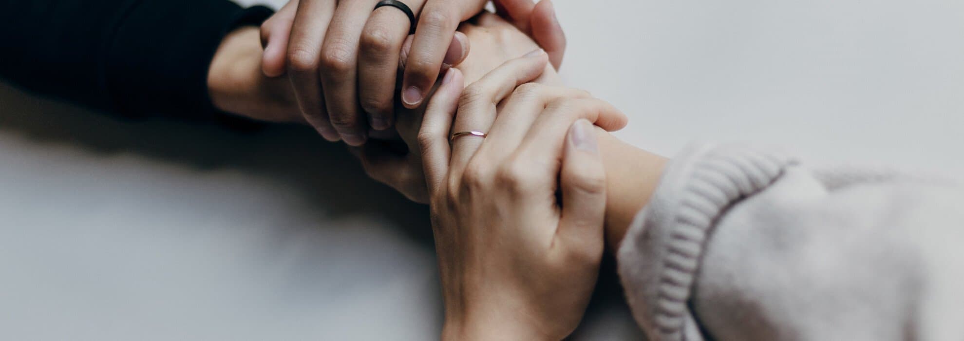 Händer som håller i varandra