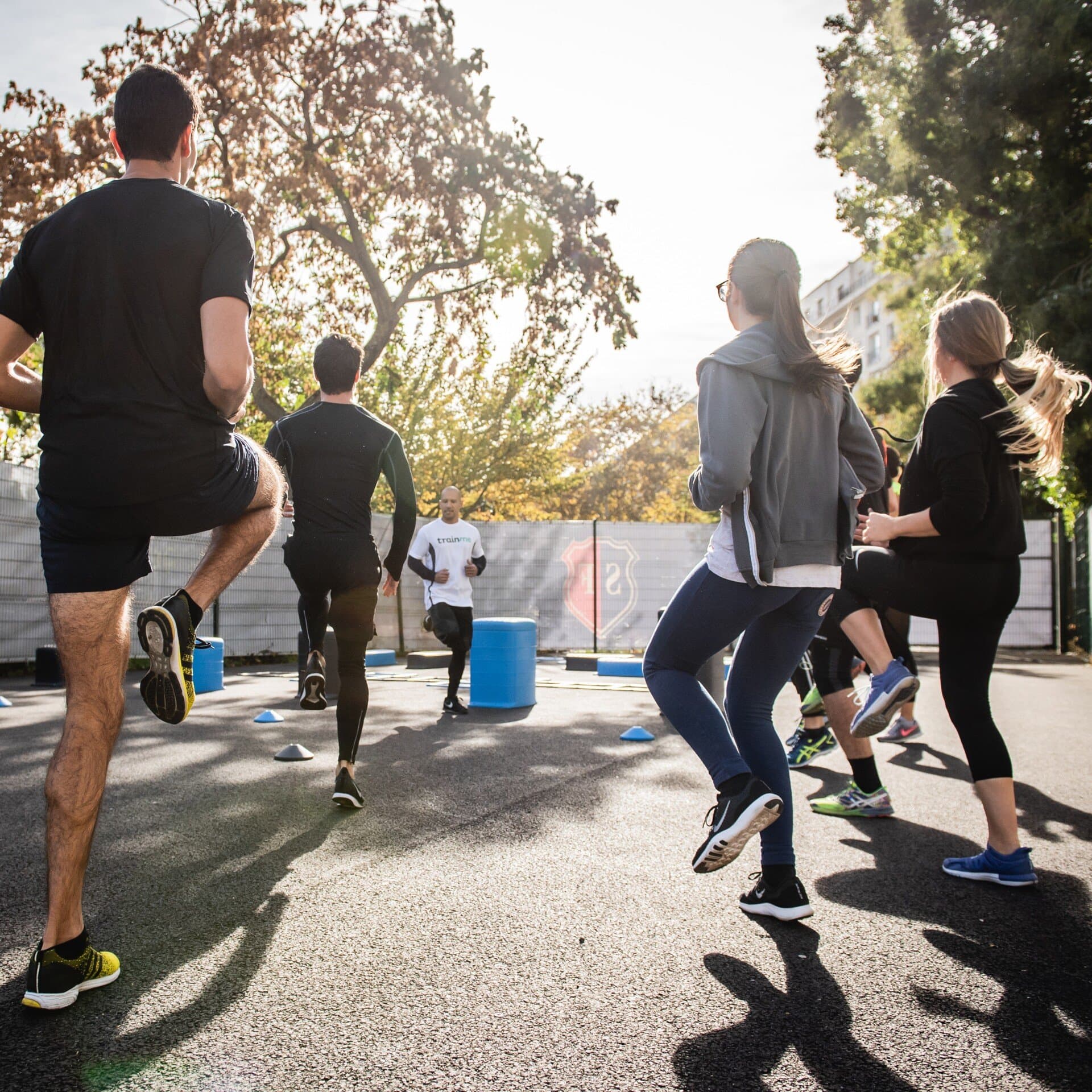 Personer tränar i grupp