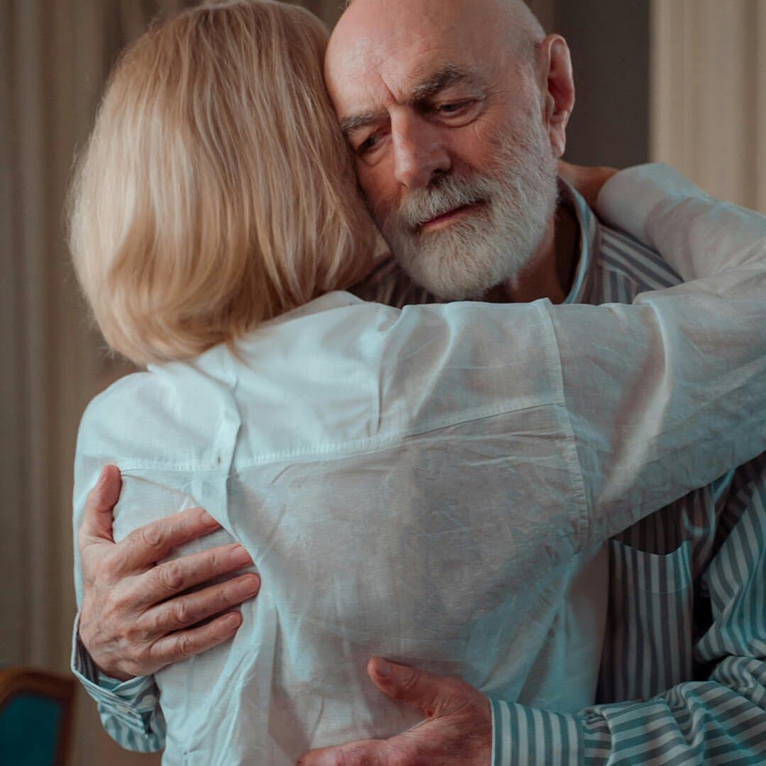 Kvinna och man som kramas Kvinna och man som kramas