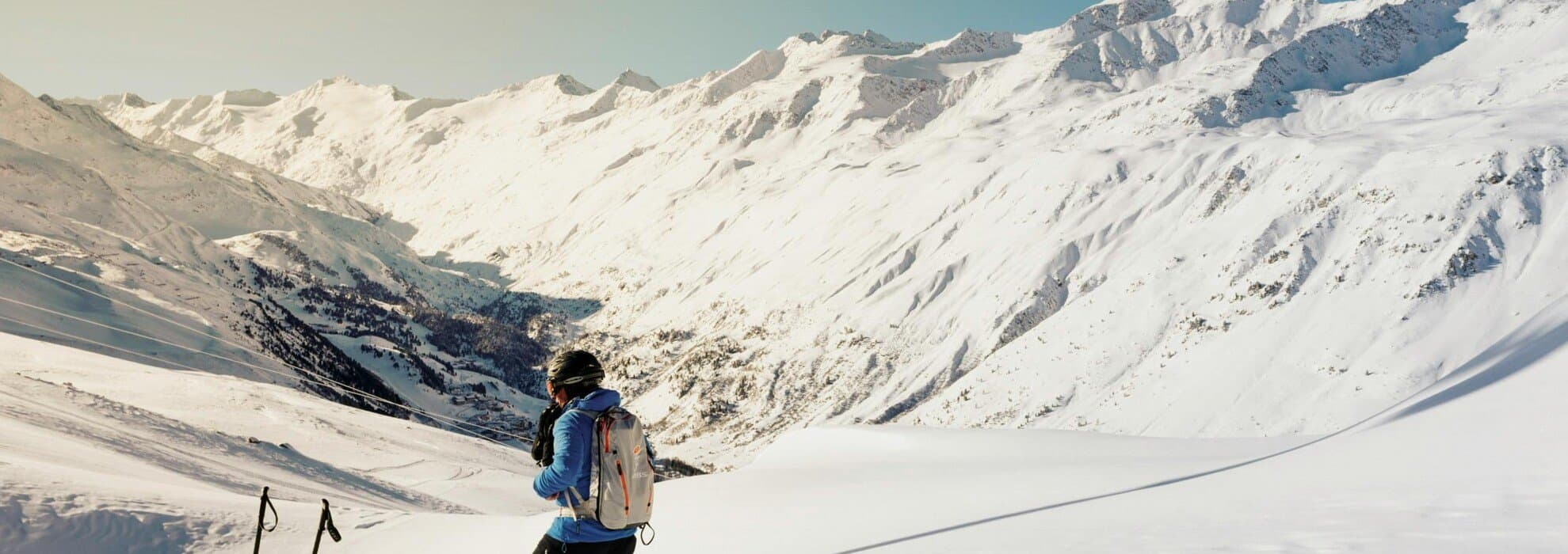 skidåkare uppe på berg med snö