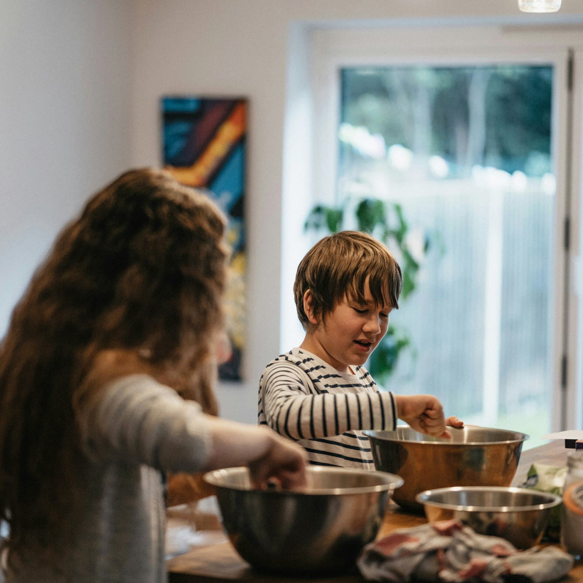 Barn lagar mat i kök