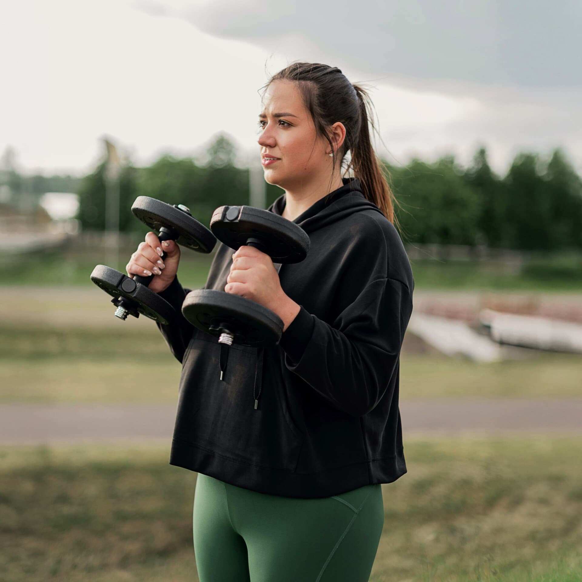 Kvinna håller i hantlar Kvinna håller i hantlar