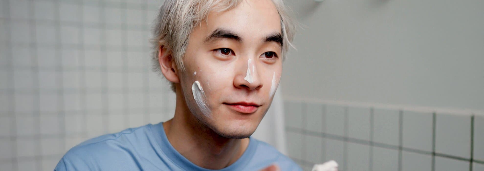 Person som smörjer in sig med solkräm