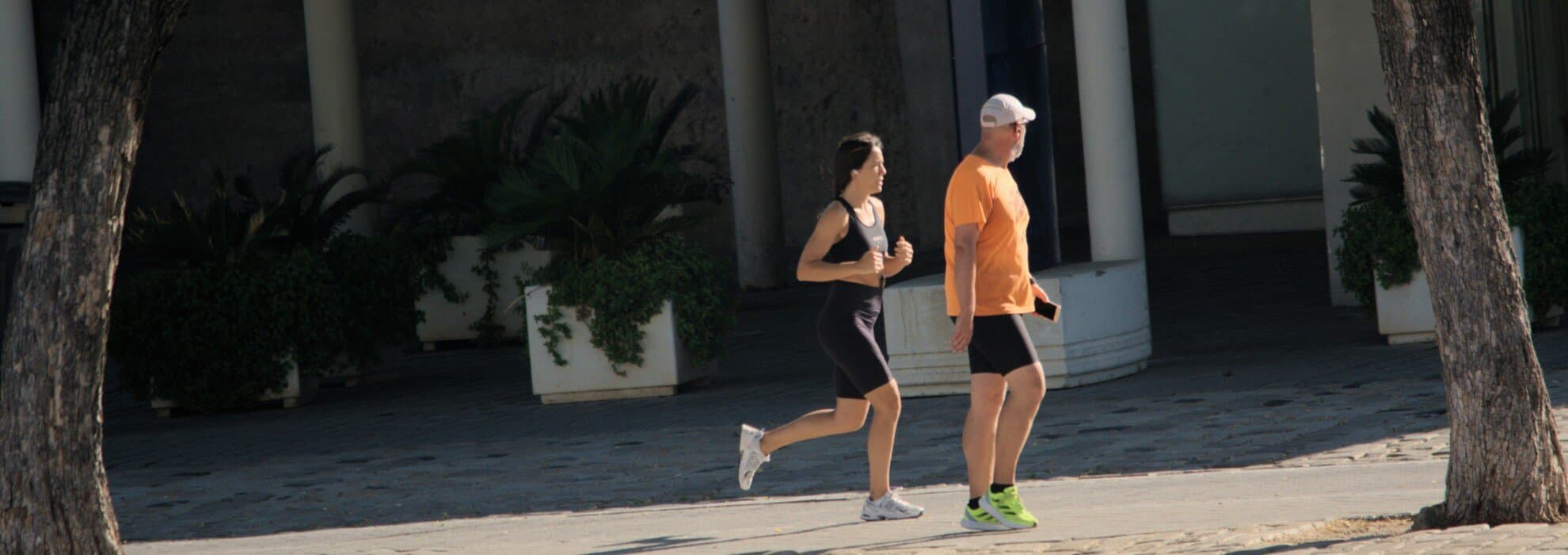 Man och kvinna ute och springer