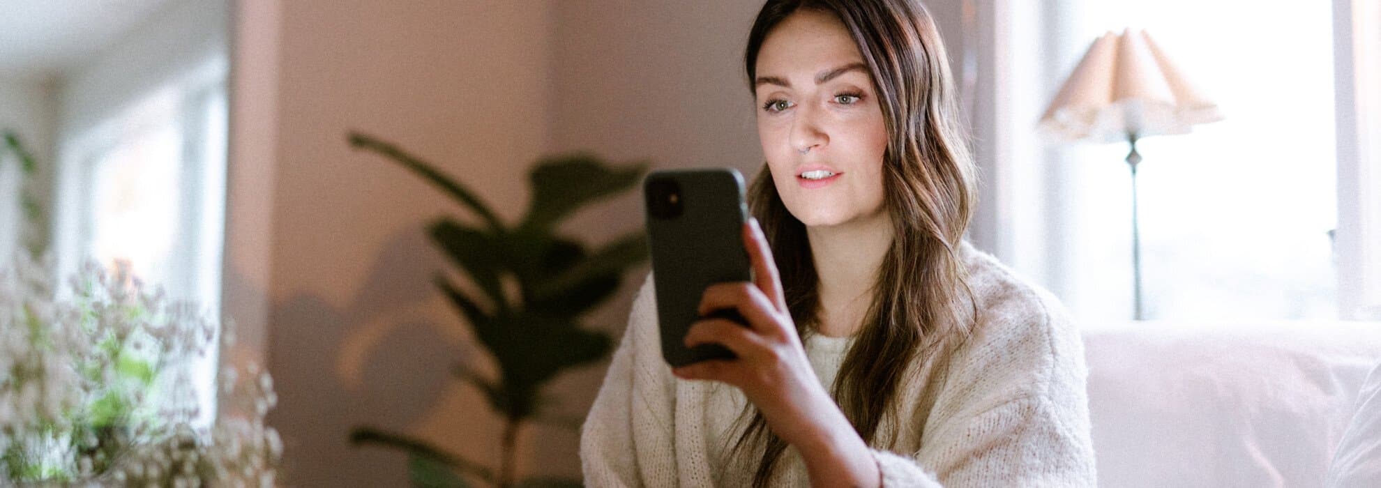 kvinna med mobil kvinna med mobil