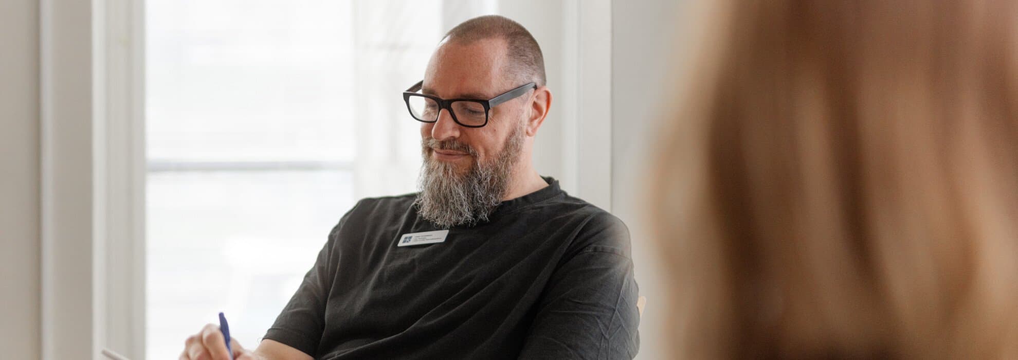 Man pratar med patient Man pratar med patient