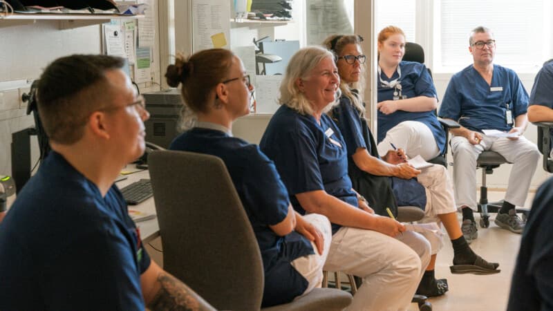 Personal som sitter och har rond