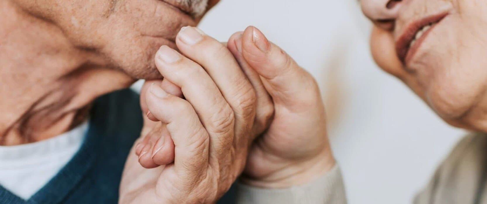 Närbild på ett äldre par som ömsint tittar varandra i ögonen