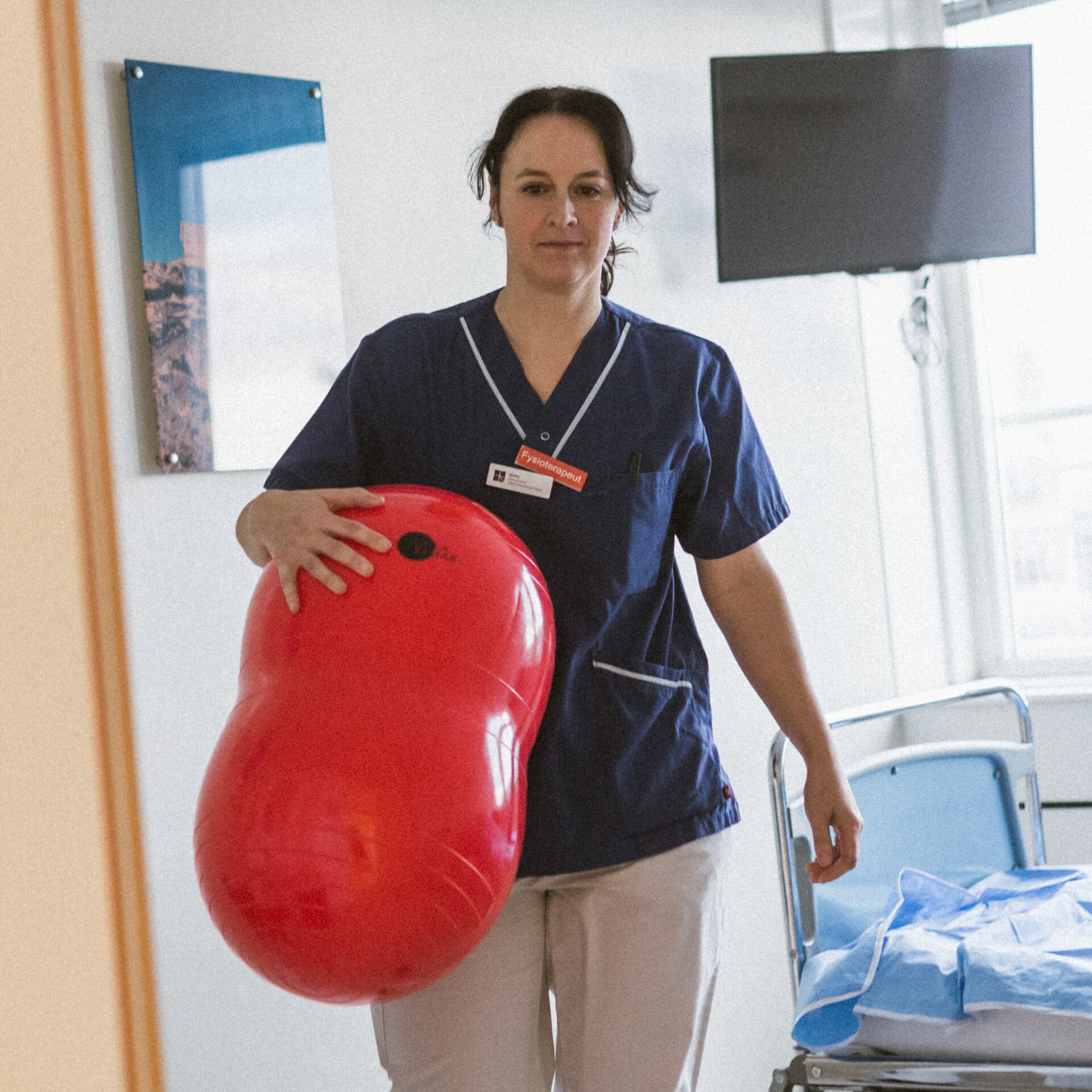 Fysioterapeut med träningsboll